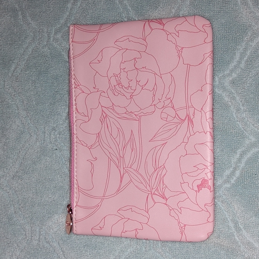 NWOT make up bag